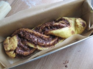 Cozonac cu nuci, migdale si stafide