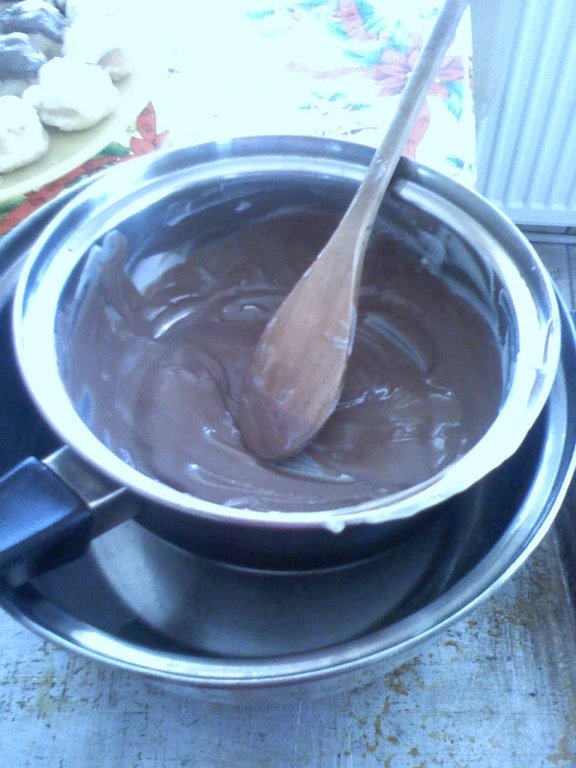 Eclere cu crema de vanilie si glazura de ciocolata