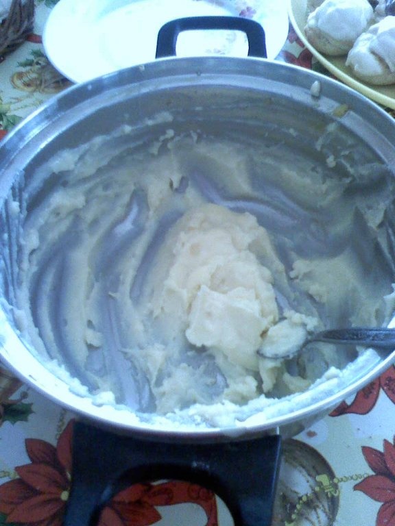 Eclere cu crema de vanilie si glazura de ciocolata