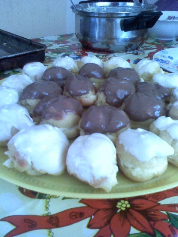 Eclere cu crema de vanilie si glazura de ciocolata