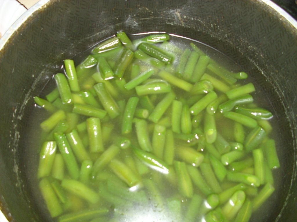 Carne de pasare cu garnitura de cartofi si fasole verde