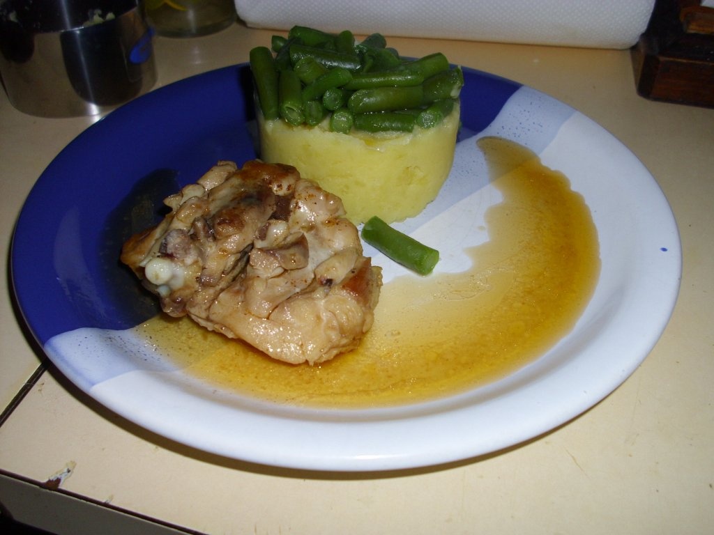 Carne de pasare cu garnitura de cartofi si fasole verde