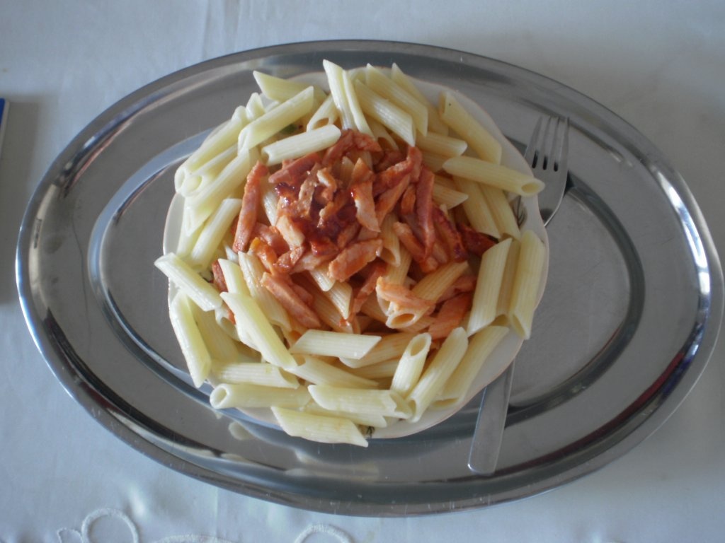 Penne cu sos de rosii si bacon