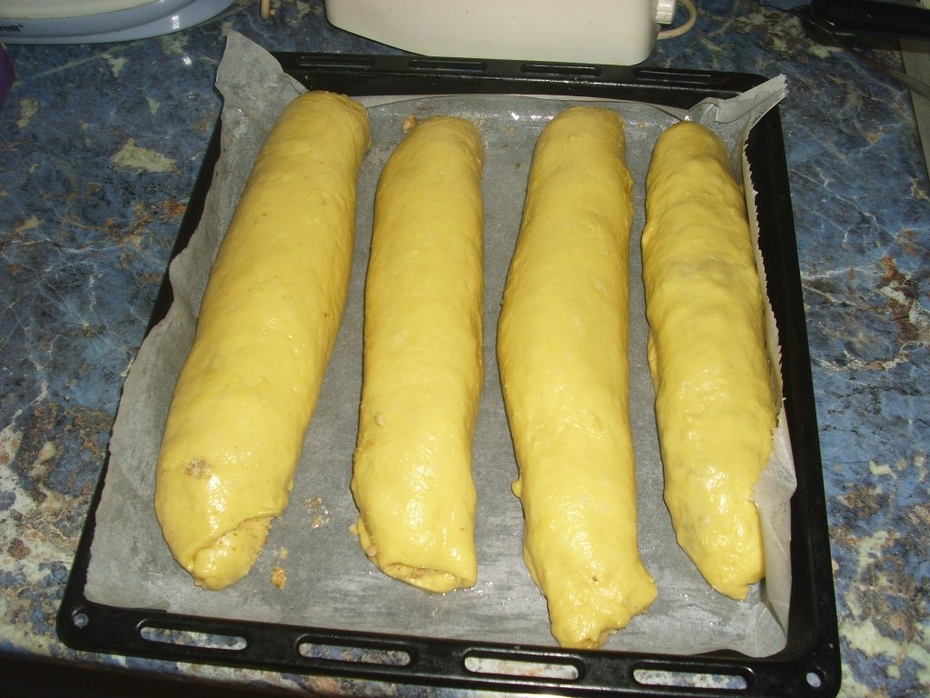 Cozonac cu nuca sau stafide