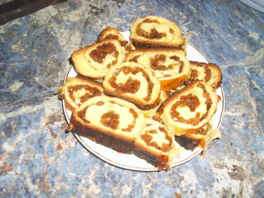 Cozonac cu nuca sau stafide