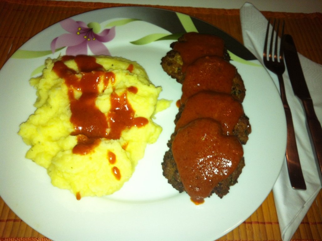 Chiftelute cu sos si garnitura de piureu