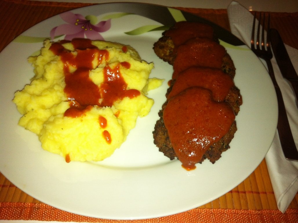 Chiftelute cu sos si garnitura de piureu