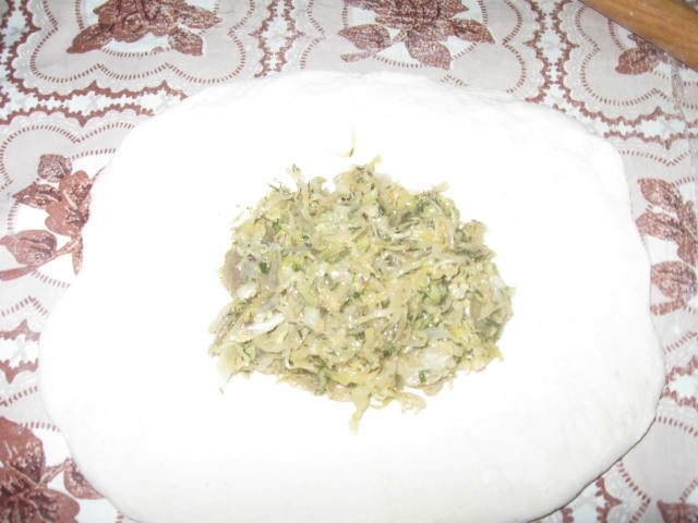 Plăcinţele prăjite umplute cu varză