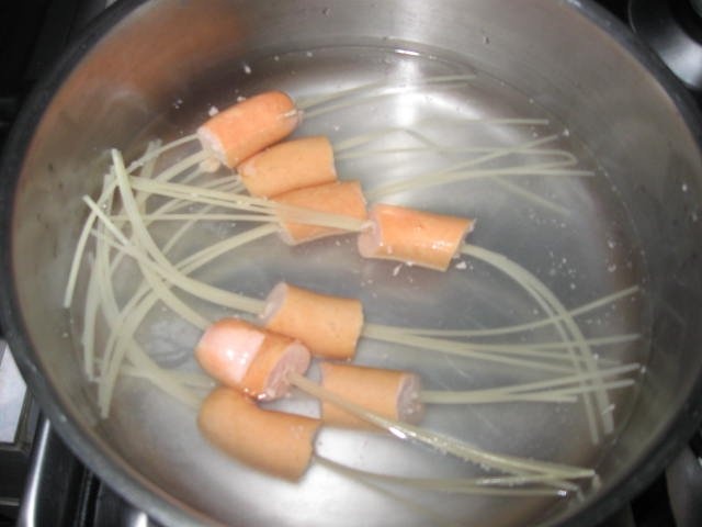 Crenvuşti " dantelaţi " din piept de pui  cu spaghete