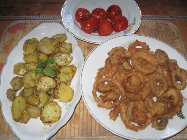 File de pastrav pane cu cartofi si rondele de ceapa pane