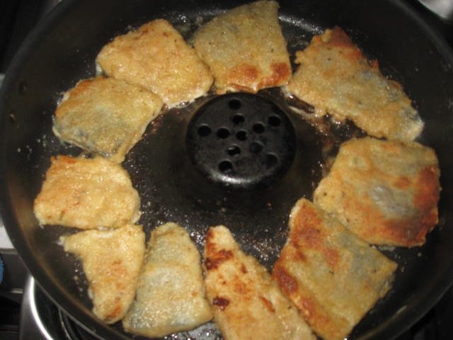 File de pastrav pane cu cartofi si rondele de ceapa pane