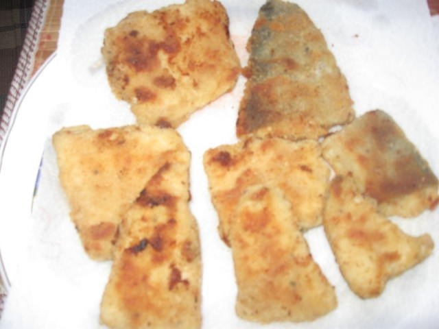 File de pastrav pane cu cartofi si rondele de ceapa pane