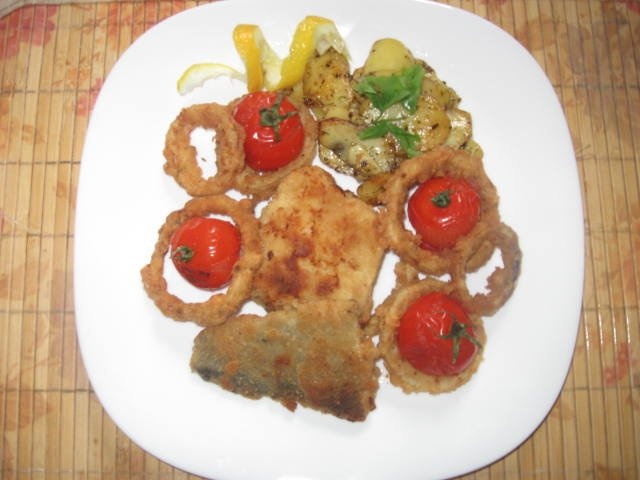 File de pastrav pane cu cartofi si rondele de ceapa pane