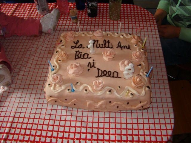 Tort ''red velvet'' cu mouse de lamaie si garnitura de kiwi.