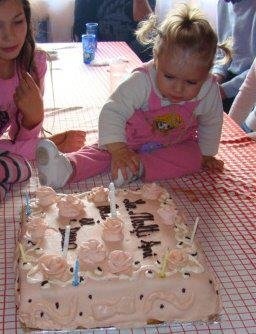 Tort ''red velvet'' cu mouse de lamaie si garnitura de kiwi.