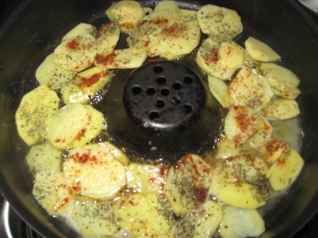 Cartofi inabusiti la tigaia dry cooker...