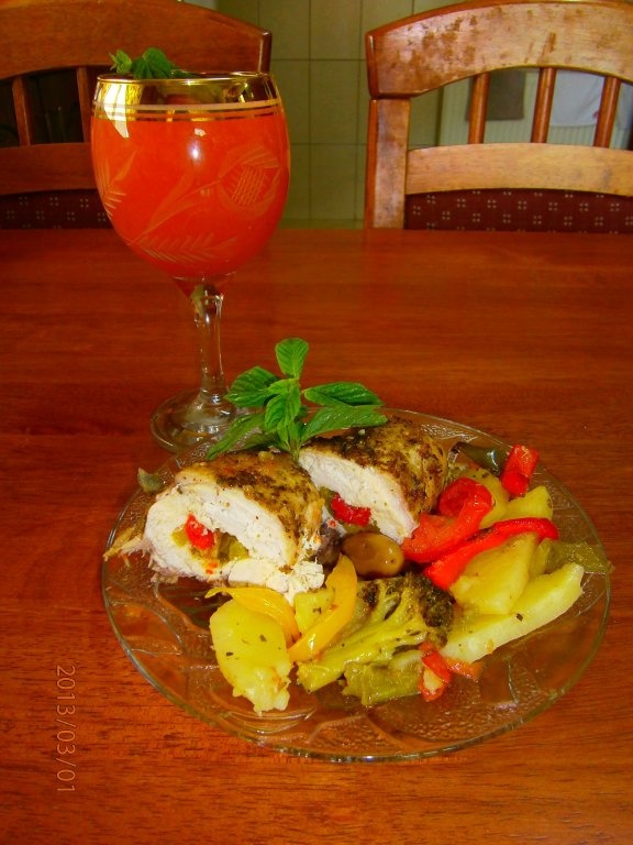 Piept de pui umplut cu ardei si cascaval cu garnitura de legume la cuptor