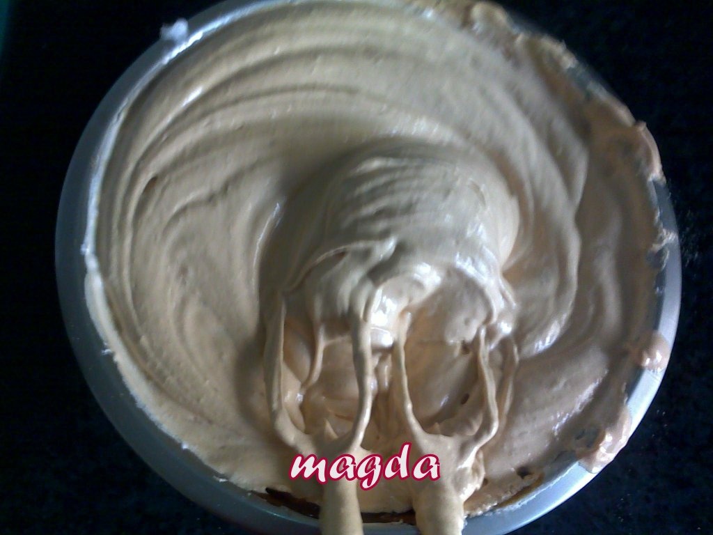 Prajitura cu biscuiti si crema  fina de lapte