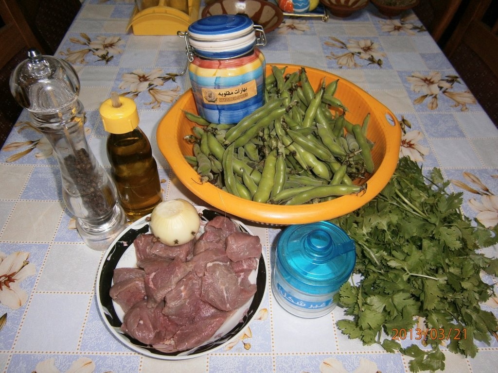 "Maglubeh bil foul akhdar"-"Maglubeh" cu pastai de bob verde de gradina