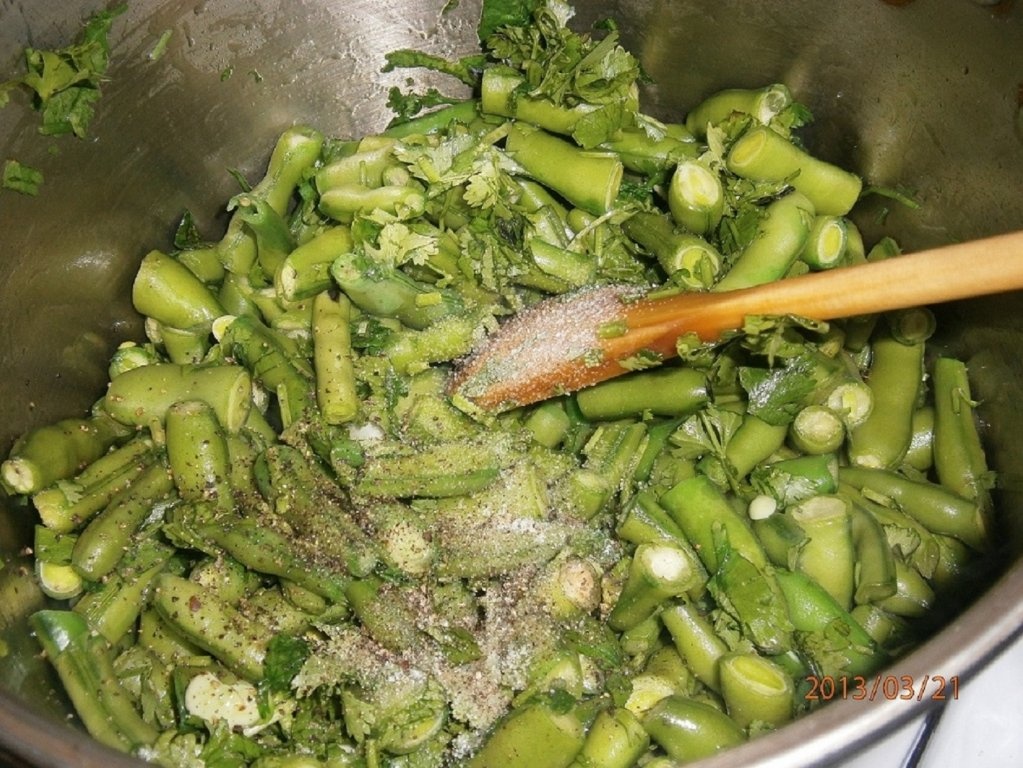 "Maglubeh bil foul akhdar"-"Maglubeh" cu pastai de bob verde de gradina