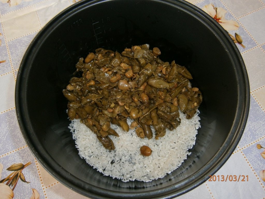 "Maglubeh bil foul akhdar"-"Maglubeh" cu pastai de bob verde de gradina