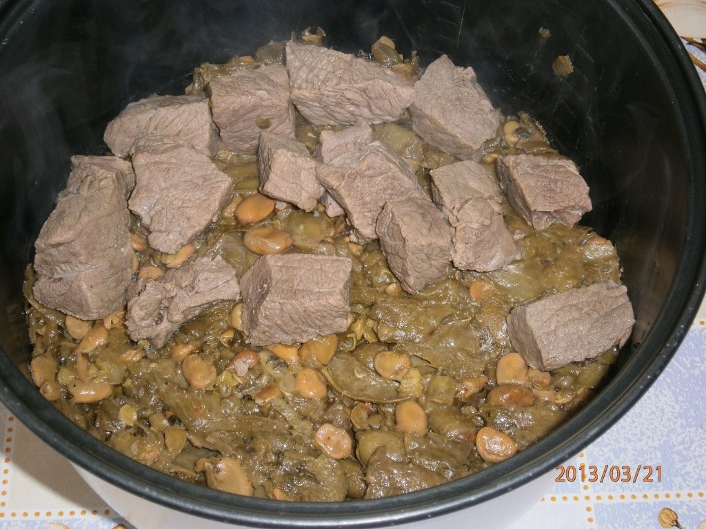 "Maglubeh bil foul akhdar"-"Maglubeh" cu pastai de bob verde de gradina
