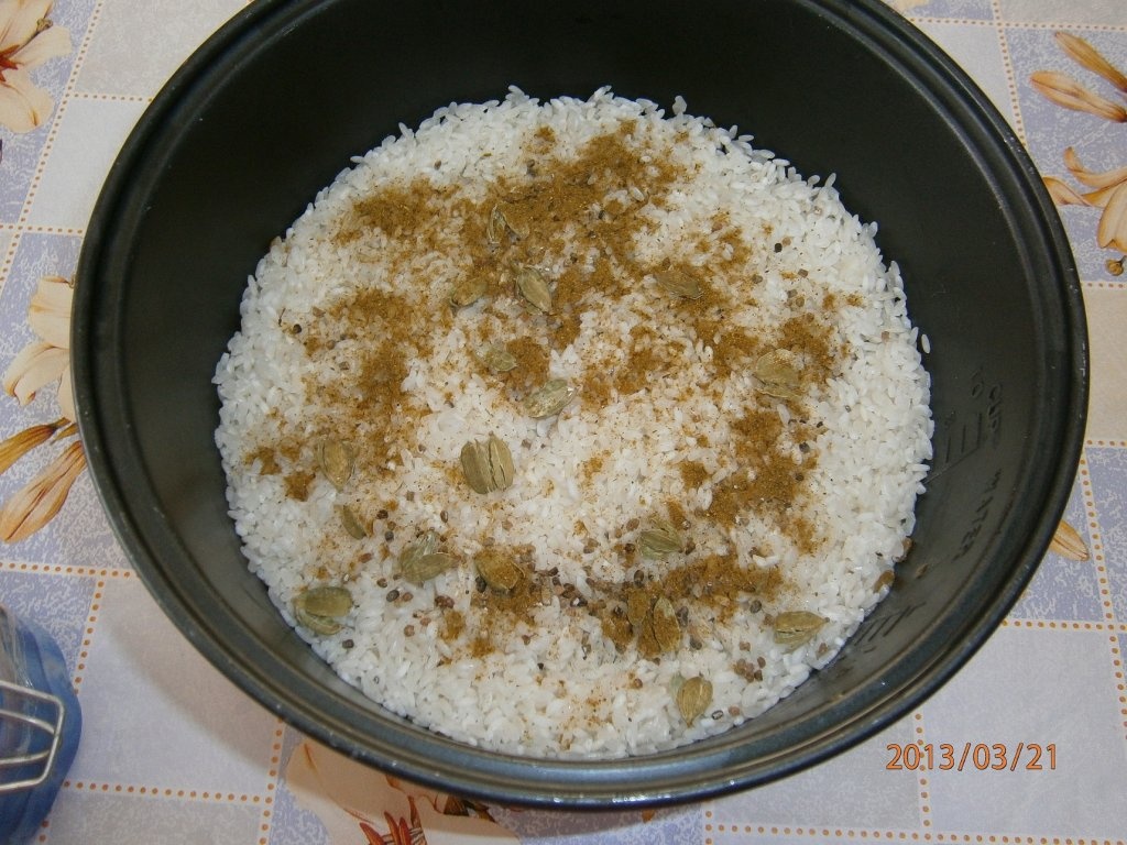 "Maglubeh bil foul akhdar"-"Maglubeh" cu pastai de bob verde de gradina