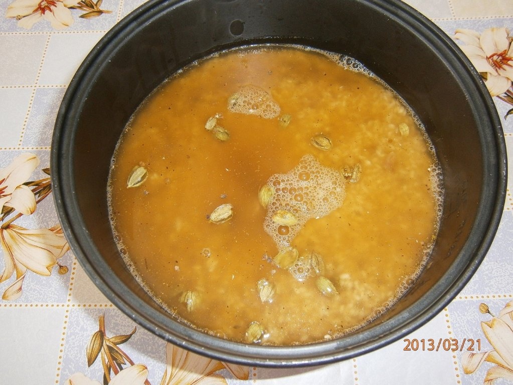 "Maglubeh bil foul akhdar"-"Maglubeh" cu pastai de bob verde de gradina