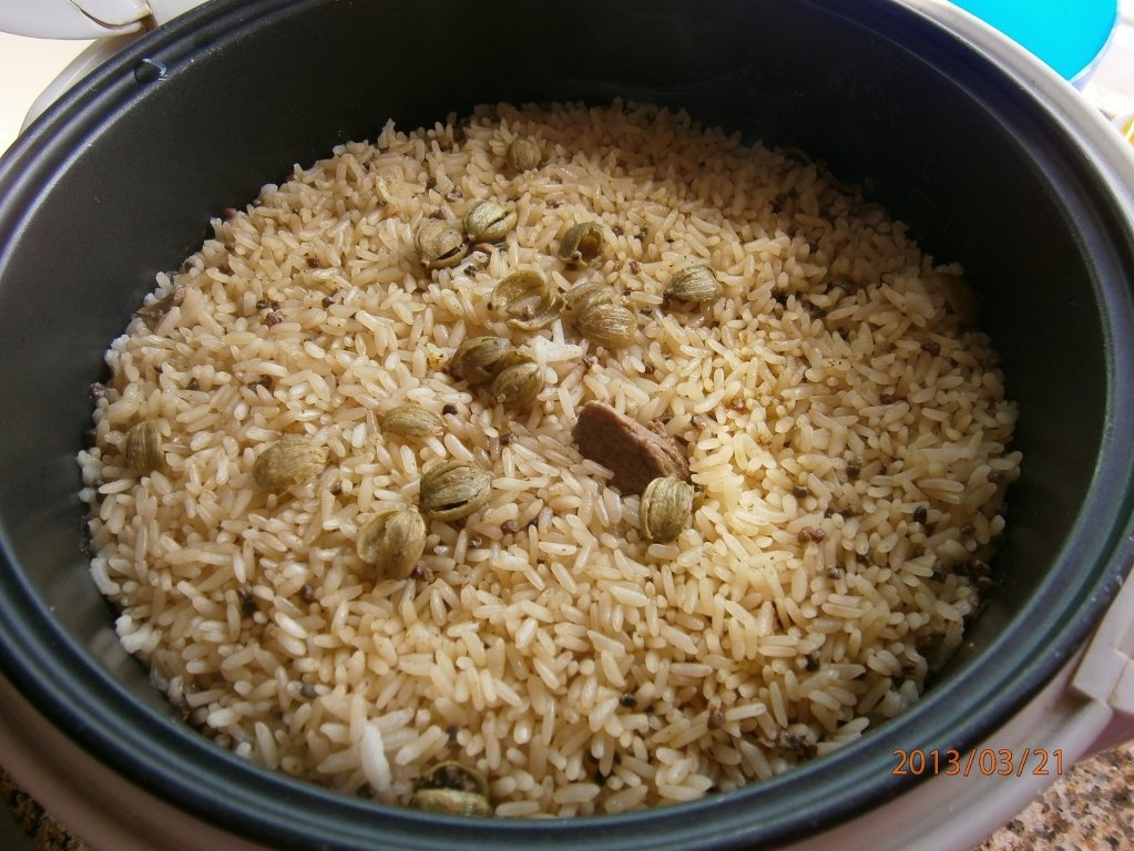 "Maglubeh bil foul akhdar"-"Maglubeh" cu pastai de bob verde de gradina