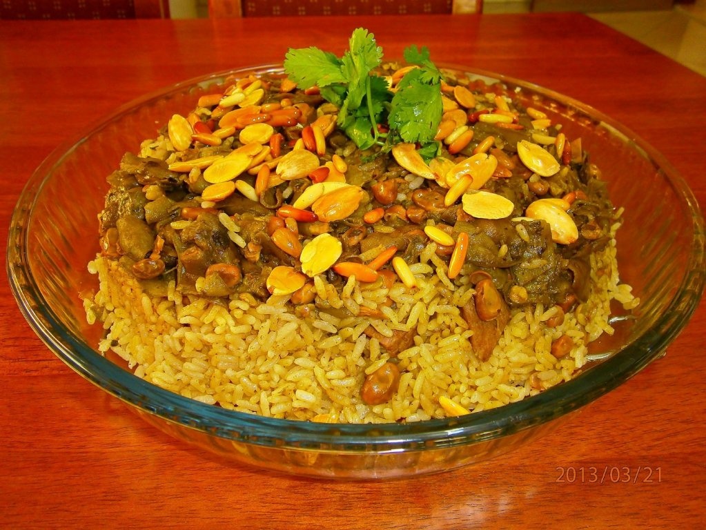 "Maglubeh bil foul akhdar"-"Maglubeh" cu pastai de bob verde de gradina