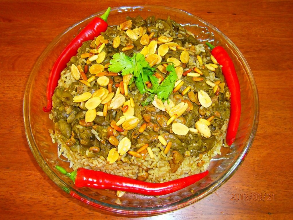 "Maglubeh bil foul akhdar"-"Maglubeh" cu pastai de bob verde de gradina
