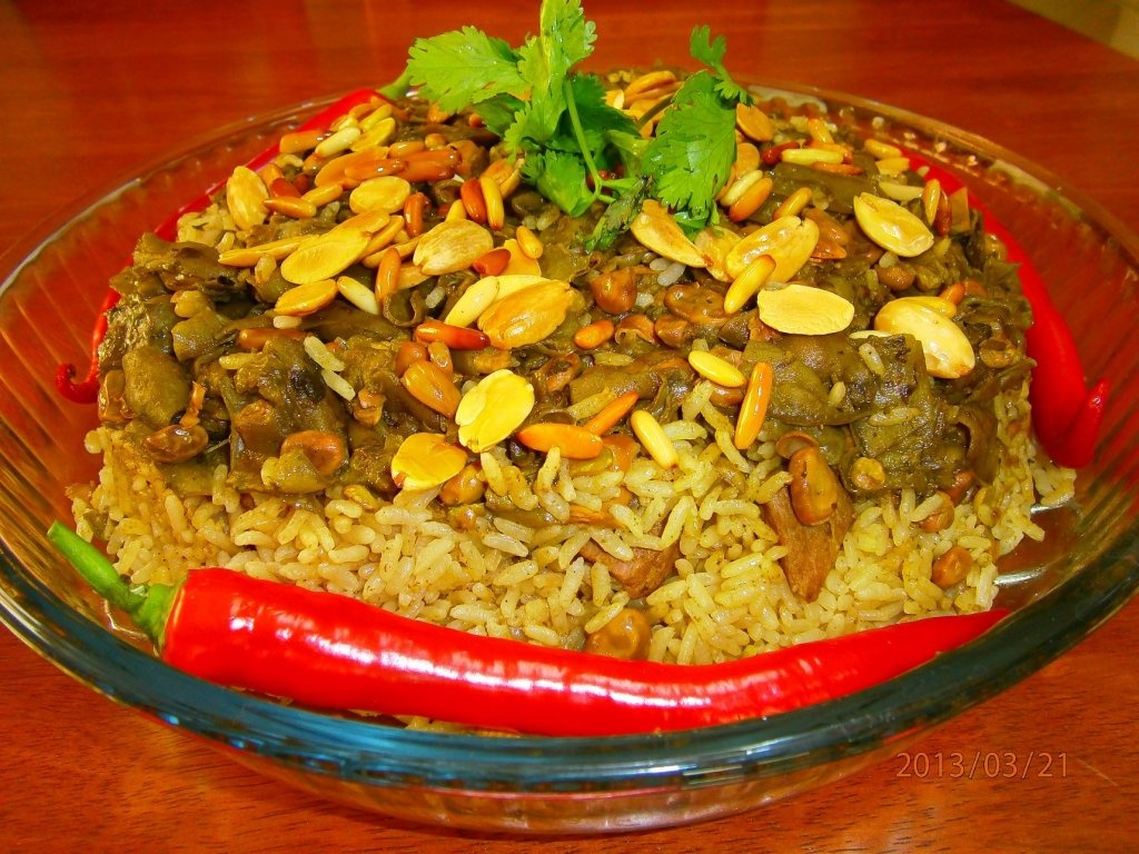 "Maglubeh bil foul akhdar"-"Maglubeh" cu pastai de bob verde de gradina