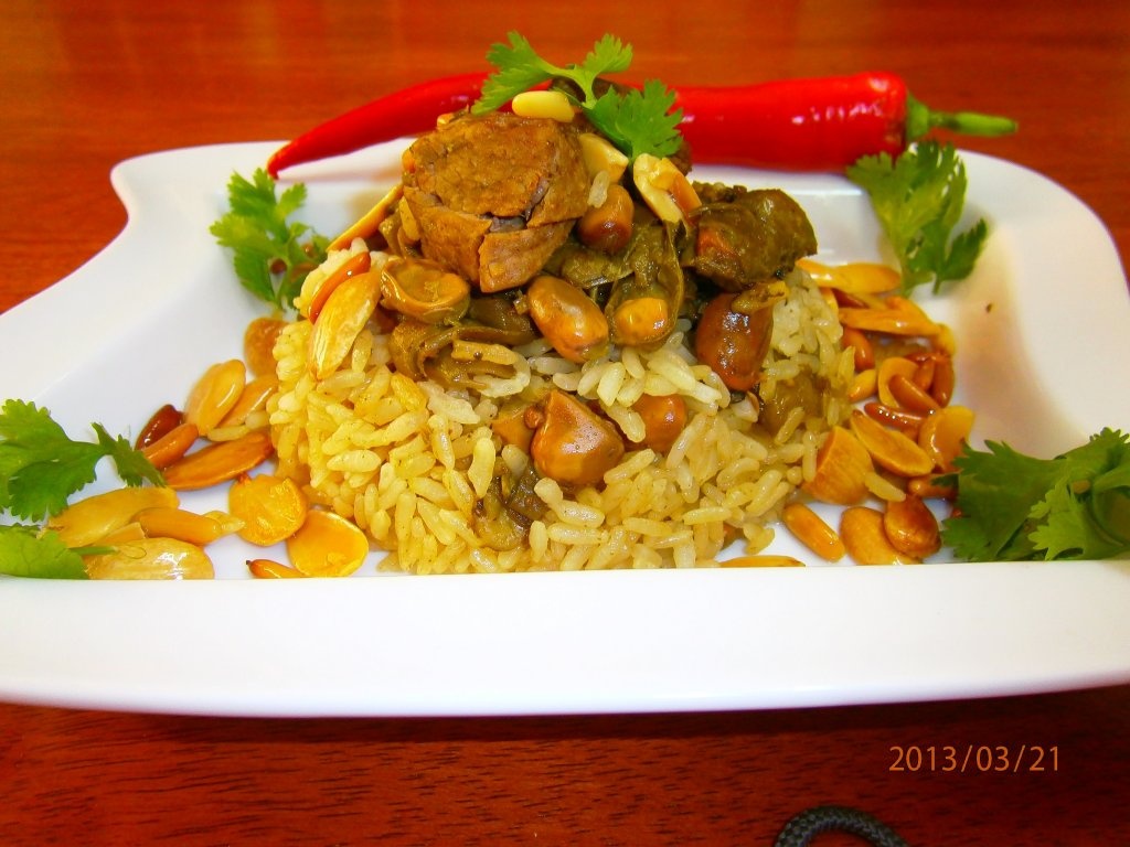 "Maglubeh bil foul akhdar"-"Maglubeh" cu pastai de bob verde de gradina