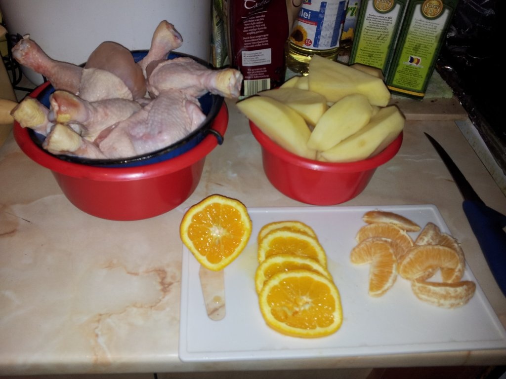 Pulpe de pui in crusta de miere cu cartofi si portocale
