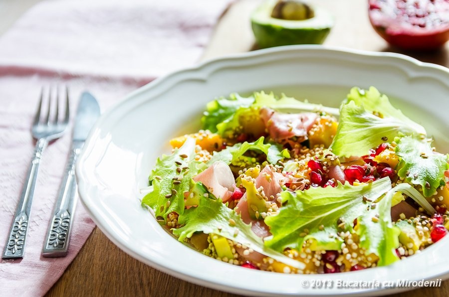 Salata exotica de quinoa cu avocado si mango
