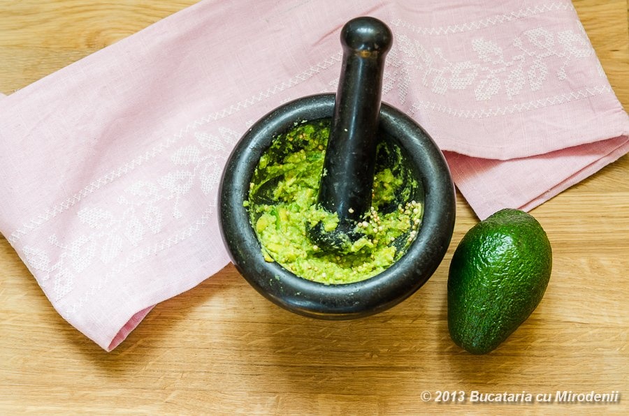 Salata exotica de quinoa cu avocado si mango