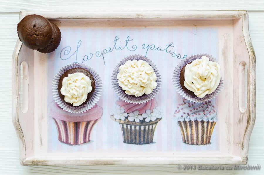 Briose de ciocolata cu dulceata de merisoare si crema de unt cu bezea elvetiana