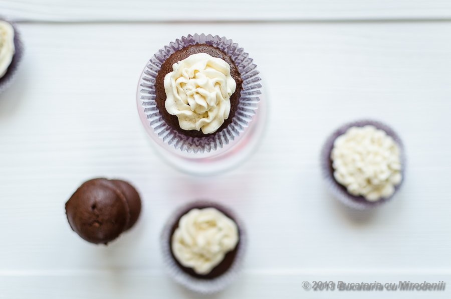 Briose de ciocolata cu dulceata de merisoare si crema de unt cu bezea elvetiana