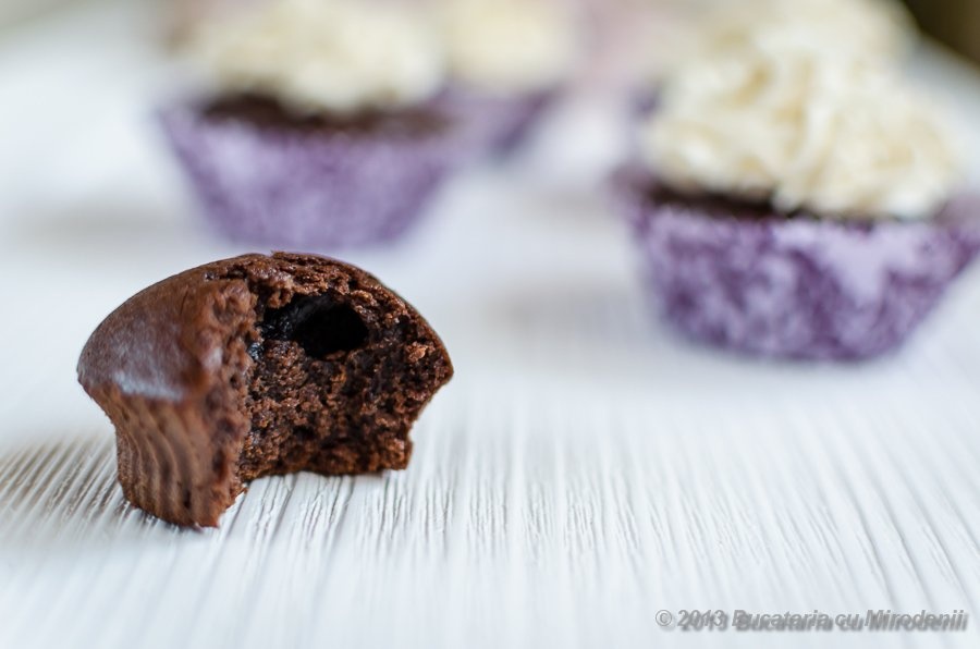 Briose de ciocolata cu dulceata de merisoare si crema de unt cu bezea elvetiana