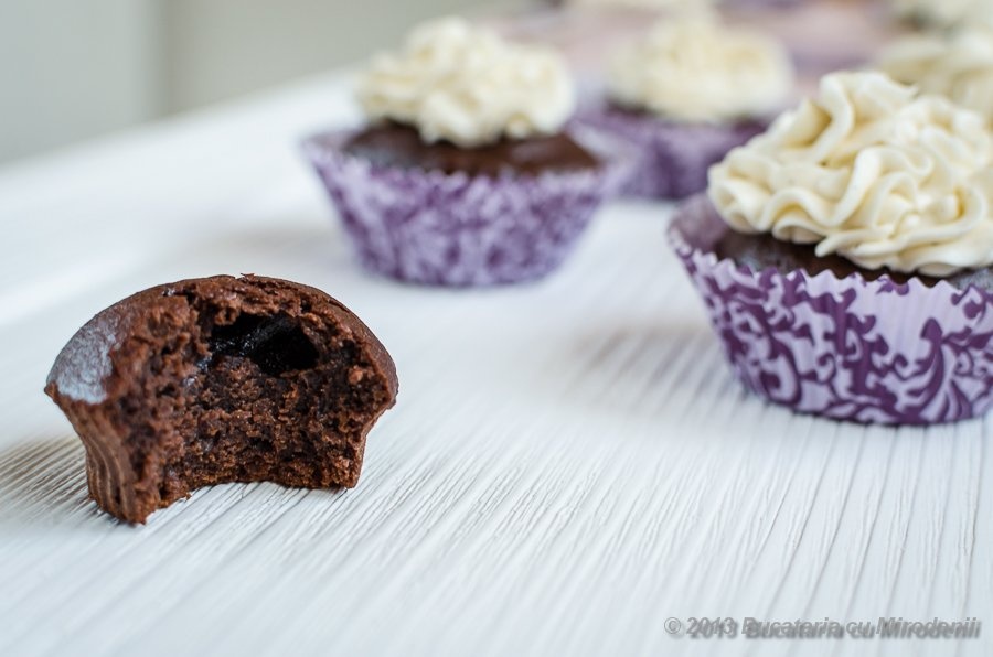 Briose de ciocolata cu dulceata de merisoare si crema de unt cu bezea elvetiana