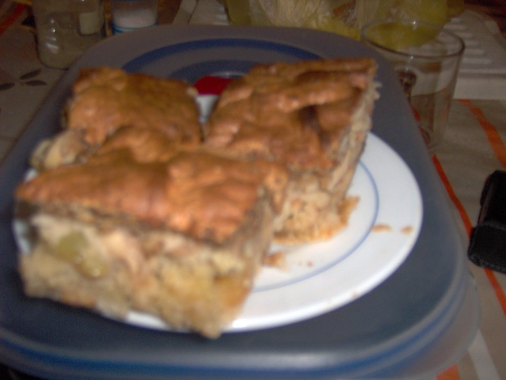 Prajitura cu mere si bezea de nuca