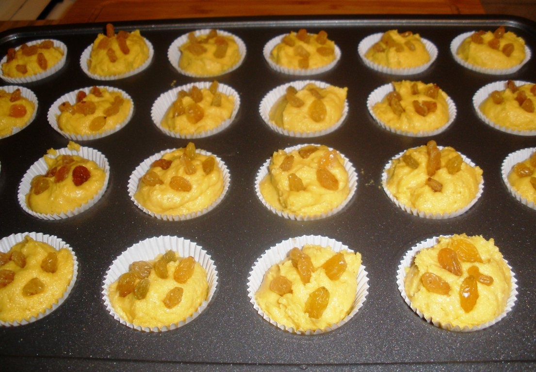 Mini cupcakes cu faina de malai si stafide