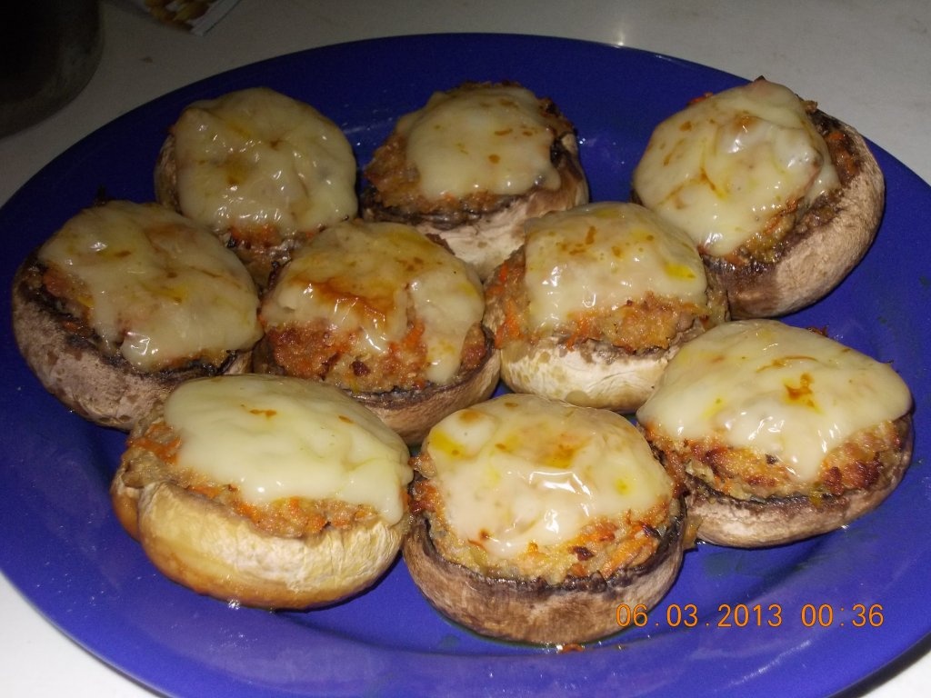 Ciuperci umplute cu carne tocata