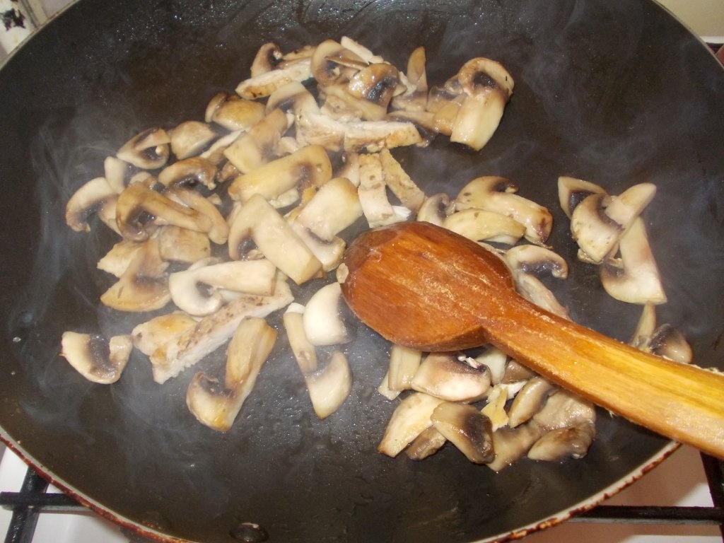 Salata verde cu ciuperci si piept de pui