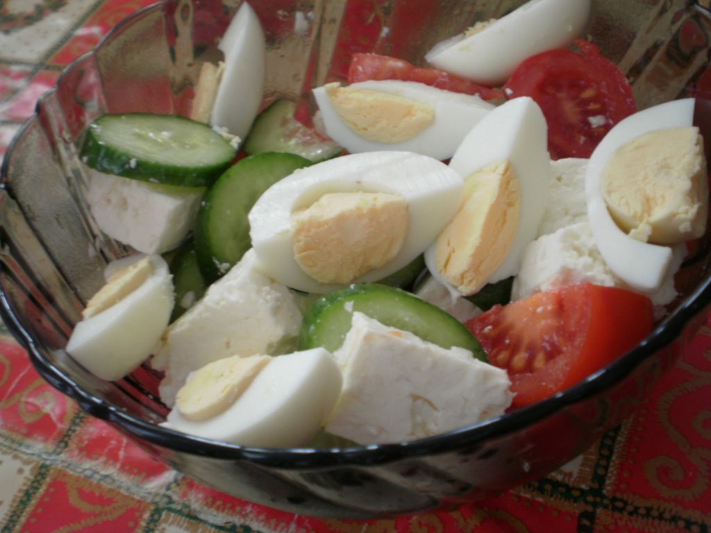 Salata de rosii, castraveti, branza si ou