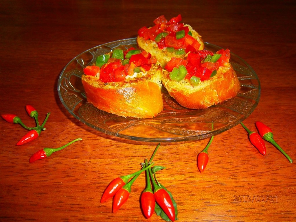 Bruschete cu rosii, ardei si za'atar