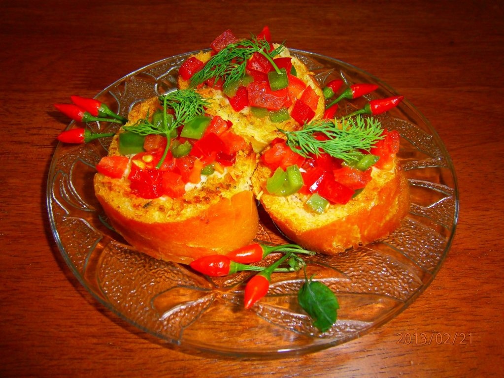 Bruschete cu rosii, ardei si za'atar