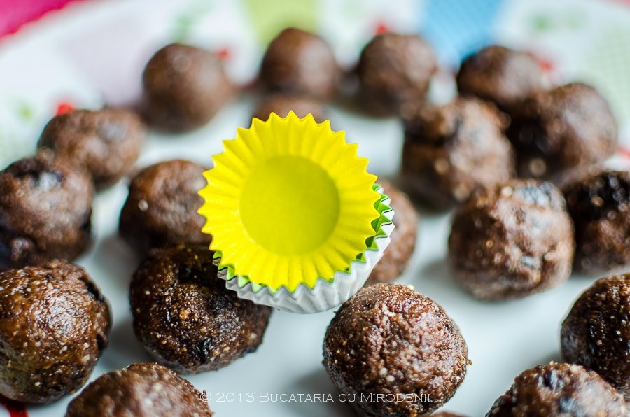 Bomboane cu ciocolata, nuci si prune uscate