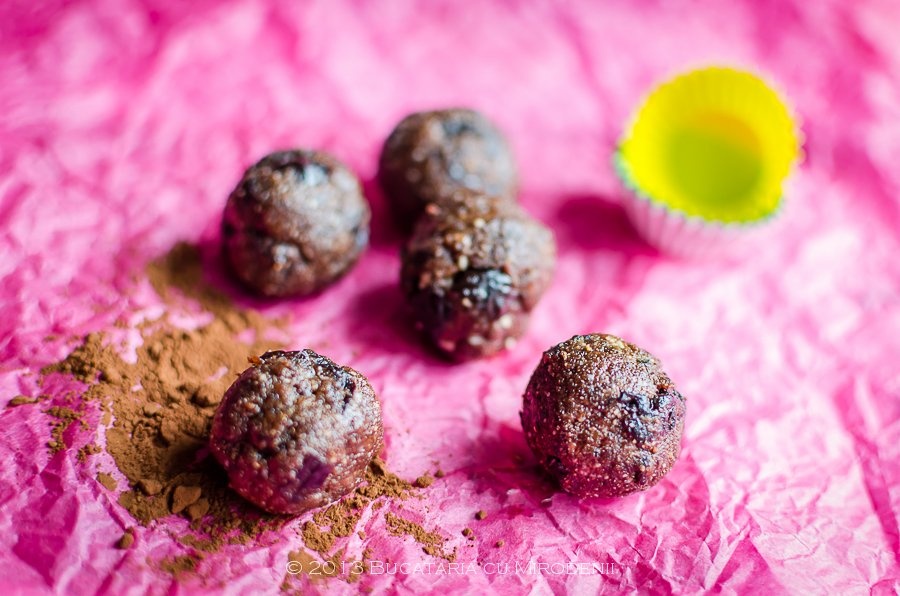 Bomboane cu ciocolata, nuci si prune uscate