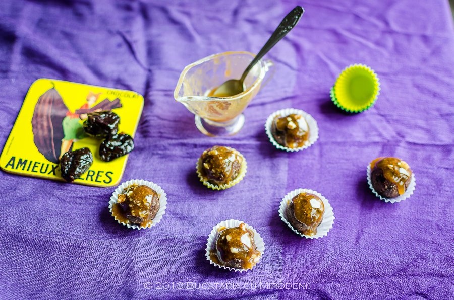 Bomboane cu ciocolata, nuci si prune uscate